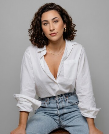 Professional headshot of Lisbon intimacy and sex coach: Coura Souza