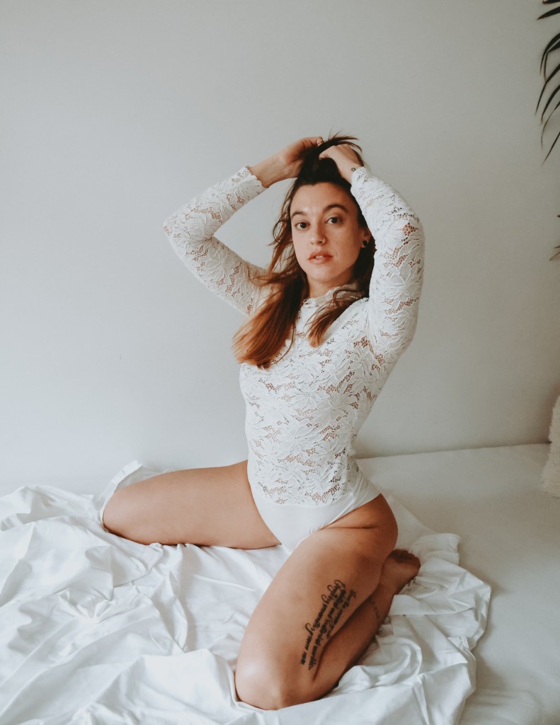 Sex-positive photoshoot with erotic performer: Atena Martelloni