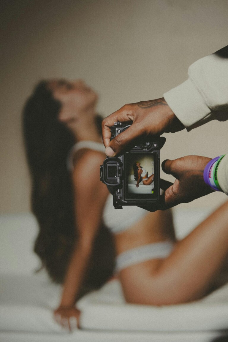 How to Take the Perfect Profile Pictures on Sensuali