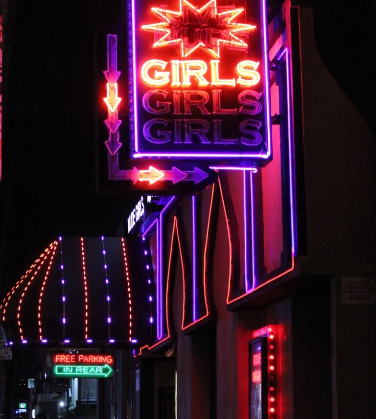 How to be a good female customer at a strip club